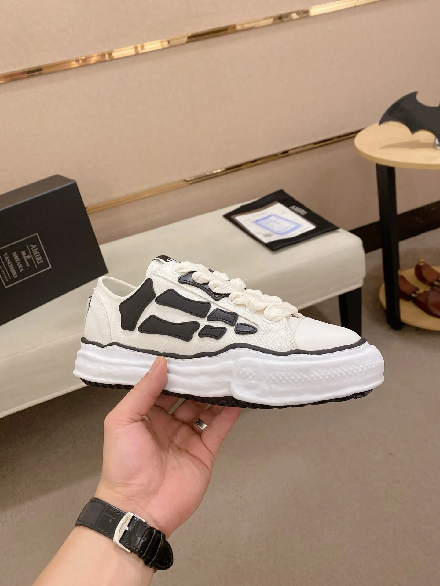 Men's shoes 💰: 580💰 High version [AMIRI] high-end men's shoes brand official website 1:1 latest masterpiece: original mold customization, the fabric is made of imported original materials, upgraded foam outsole, lighter and non-slip. The market's top quality, simple yet tasteful, a must-have for fashionistas, fashionable at your feet, full of confidence, the same style at the counter 👍The summer season is here. Code: 39-44. Can be customized45